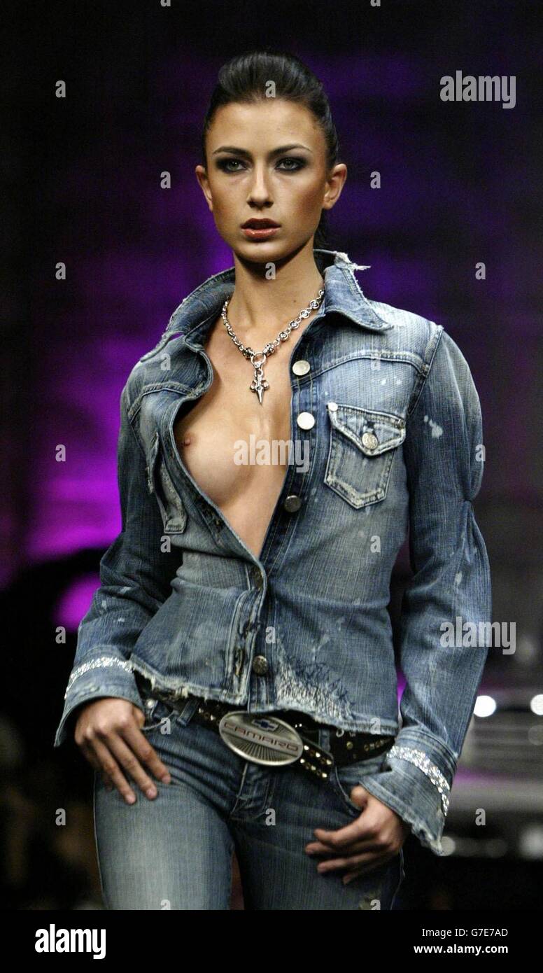 Un modello indossa una creazione sulla passerella durante la fiera Mercedes Benz Fashion Week LA primavera/estate 2005 della Fashion Week del designer rock & Republic Michael Ball, in collaborazione con la cantante Victoria Beckham, a Culver City, California. Foto Stock