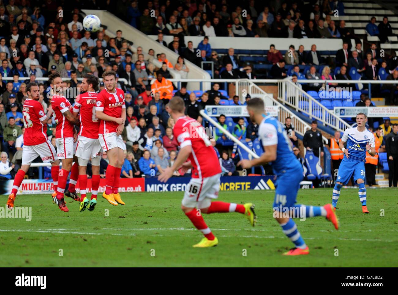 Calcio - Sky Bet League 1 - Peterborough United v Barnsley - London Road. Marcus Maddison di Peterborough United segna un calcio di punizione durante la partita della Sky Bet League One a London Road, Peterborough. Foto Stock