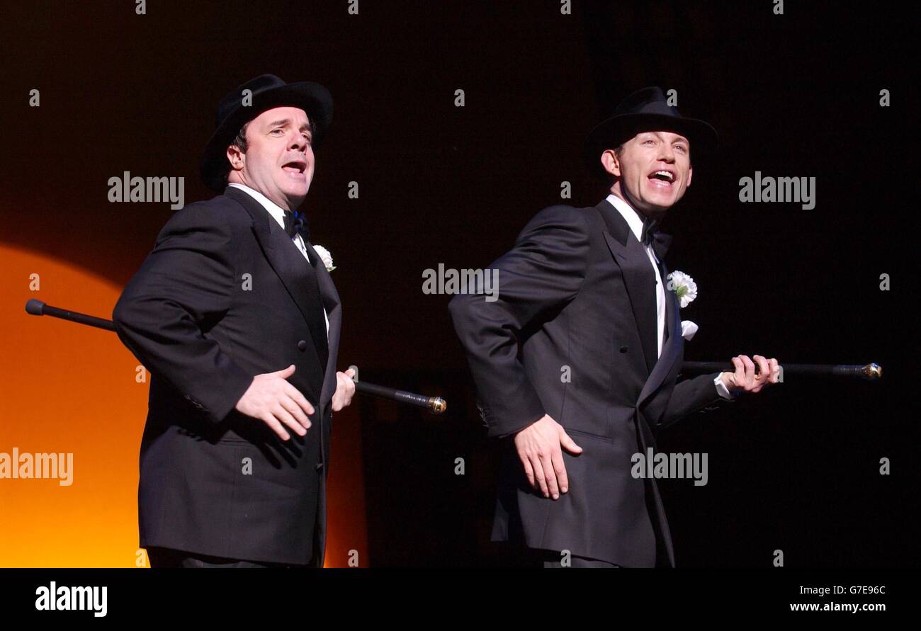 Nathan Lane come Max Bialystock e Lee Evans come Leo Bloom durante le prove della versione teatrale del musical 'The Producers' di Mel Brooks al Theatre Royal nel centro di Londra. Foto Stock