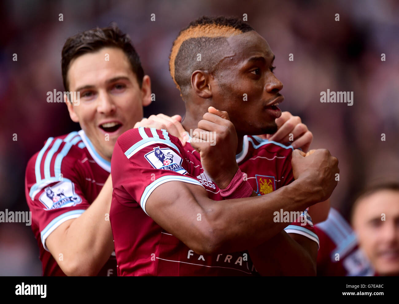 Il Diafra Sakho di West Ham United celebra il suo secondo posto Obiettivo del gioco con il compagno di squadra Stewart Downing (a sinistra) Foto Stock