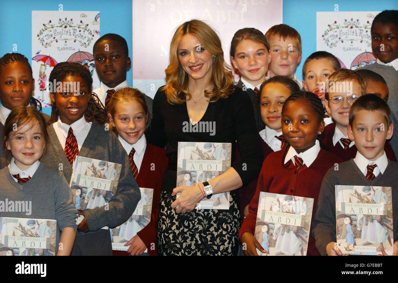 La pop star Madonna legge ai bambini, durante un'apparizione speciale a Selfridges in Oxford Street, nel centro di Londra, per firmare copie del suo quarto libro per bambini, "le avventure di Abdi". Foto Stock