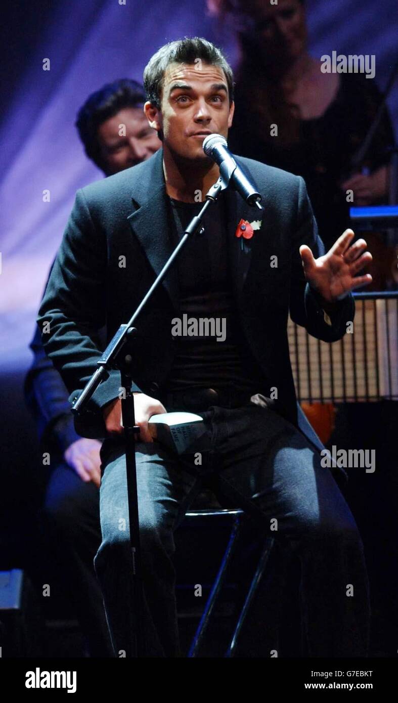 Il cantante Robbie Williams riceve il voto del pubblico per il decennio degli anni '90, durante la finale dal vivo della UK Music Hall of Fame, presso l'Hackney Empire nella parte est di Londra. La serie Channel 4, che guarda la musica popolare dagli anni '50 agli anni '80, ha chiesto al pubblico di votare su chi dovrebbe entrare nella Hall of Fame, e i vincitori sono indotti questa sera. Foto Stock