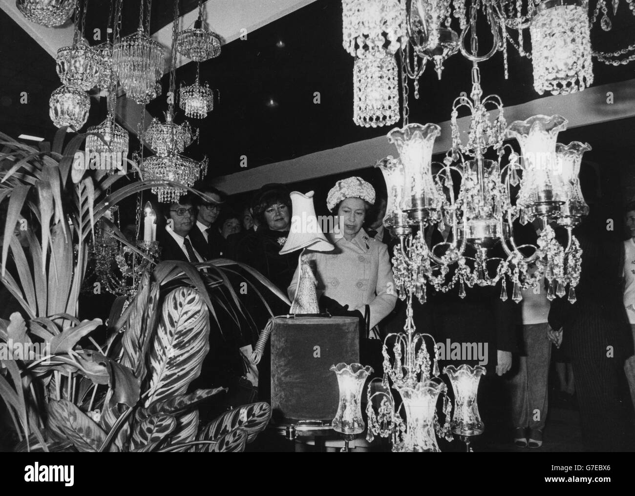 Regina Elisabetta II nel reparto di illuminazione durante il suo tour della Daily Mail Ideal Home Exhibition a Earls Court. Foto Stock