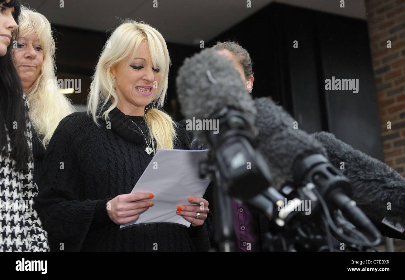 Stacy Banner La Figlia Di Christine Lee E Sorella Di Lucy Lee Fa Una Dichiarazione Ai Media Fuori Guildford Crown Court Dopo Che John Lowe E Stato Condannato Per I Loro Omicidi