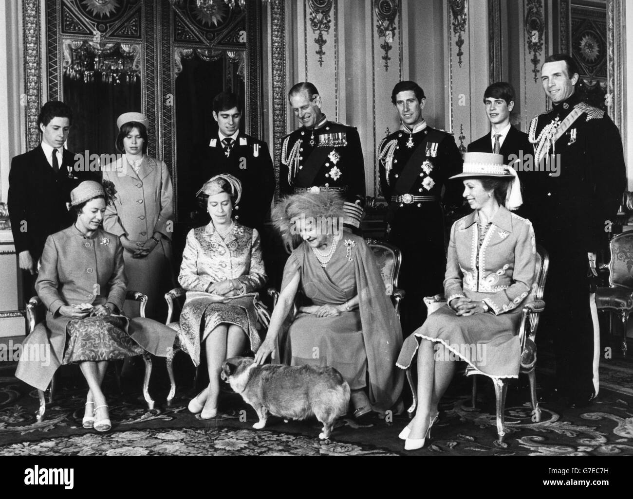 Gli animali domestici della Regina Madre spazzolano i corgi quando pone con i membri della sua famiglia nella Sala Bianca del disegno a Buckingham Palace, dopo un servizio di ringraziamento alla Cattedrale di St Paul in onore del suo 80° compleanno. Indietro (l-r): Visconte Linley, Lady Sarah Armstrong-Jones, Principe Andrea, Principe Filippo, Principe Carlo, Il principe Edoardo e il capitano Mark Phillips. Fronte (l-r): Principessa Margaret, Regina Elisabetta II, Regina Madre, e Principessa Anna. *scansione da stampa. Versione Hi-res disponibile su richiesta* Foto Stock