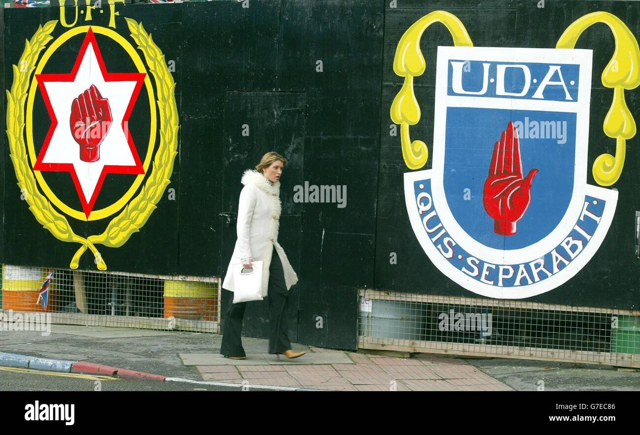 Ulster Defense Association (UDA) murales a Belfast, il giorno in cui il governo è pronto ad annunciare che sta riconoscendo il cessate il fuoco dell'Ulster Defense Association, il più grande gruppo paramilitare fedele dell'Irlanda del Nord. L'UDA è stato incolpato di un feroce attacco settario contro tre cattolici in agosto. Foto Stock