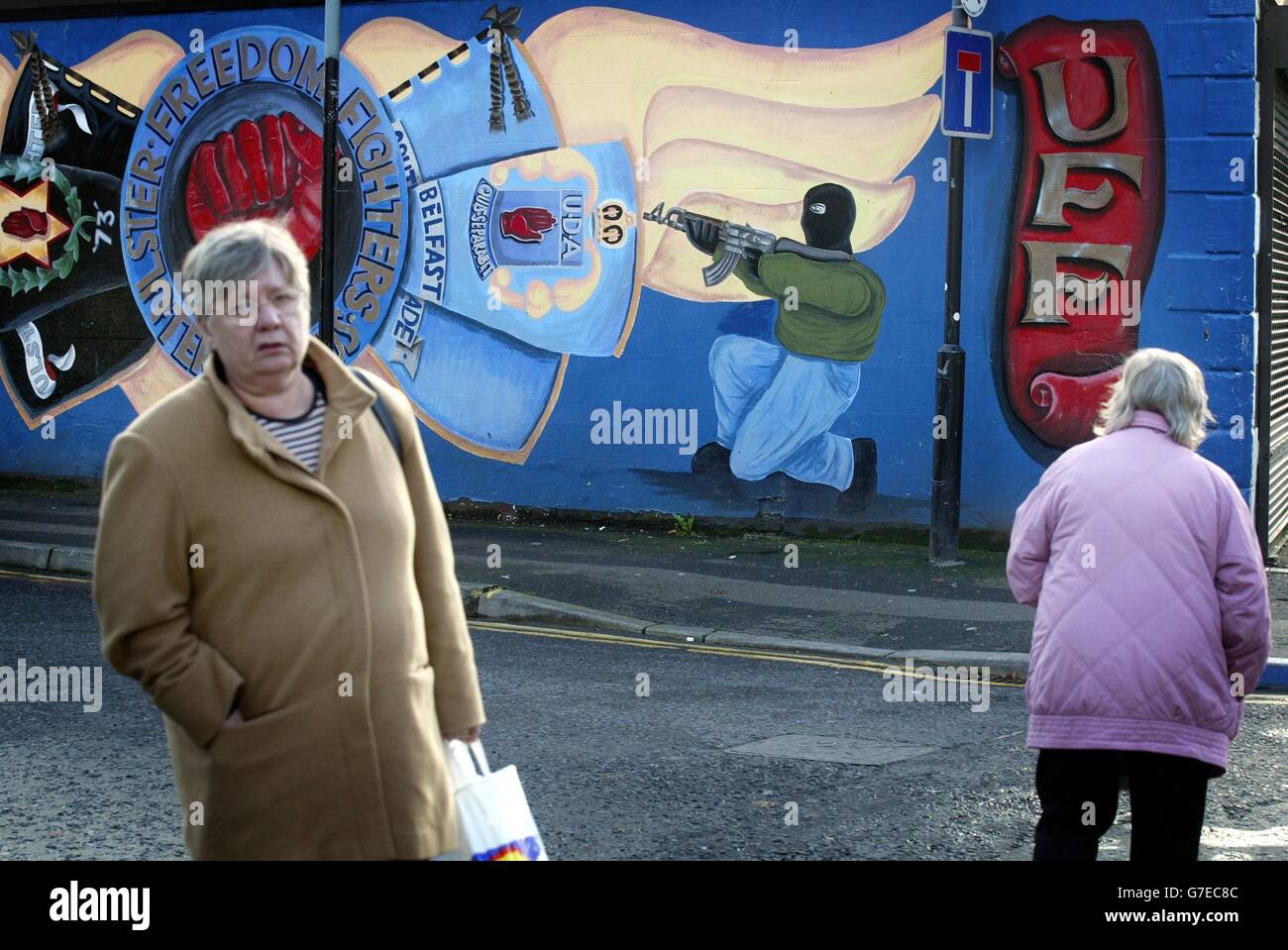 Ulster Defense Association (UDA) murales a Belfast, il giorno in cui il governo è pronto ad annunciare che sta riconoscendo il cessate il fuoco dell'Ulster Defense Association, il più grande gruppo paramilitare fedele dell'Irlanda del Nord. L'UDA è stato incolpato di un feroce attacco settario contro tre cattolici in agosto. Foto Stock