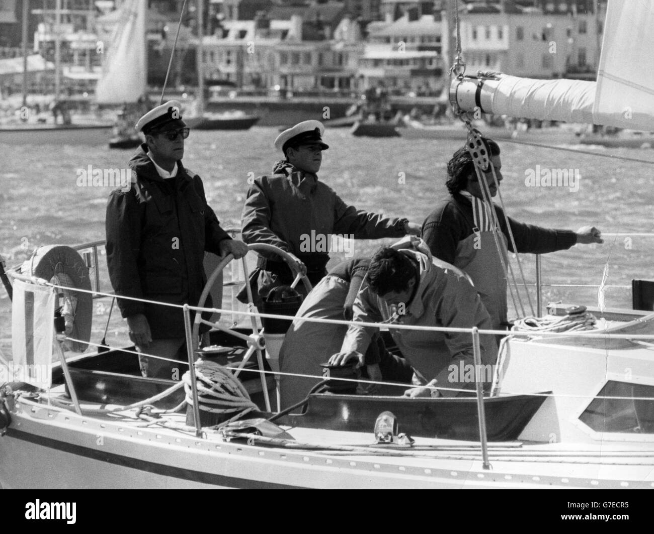 Accanto al Duca di Edimburgo, che aiuta a guidare lo yacht oceanico Yeoman XIX, si trova il Principe Andrew, 13, che inizia a correre nella settimana di Cowes. Erano in competizione per la Britannia Cup e si stanno muovendo verso la linea di partenza. *scansione a bassa risoluzione da stampa, alta risoluzione disponibile su richiesta* Foto Stock