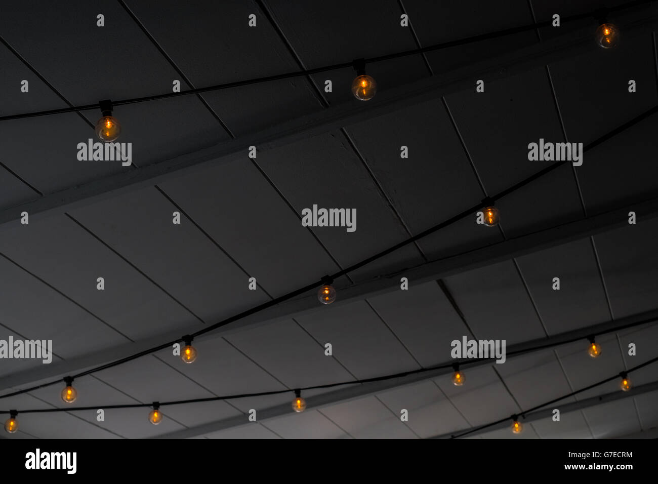 Globi di luce che pendevano dal soffitto Foto Stock