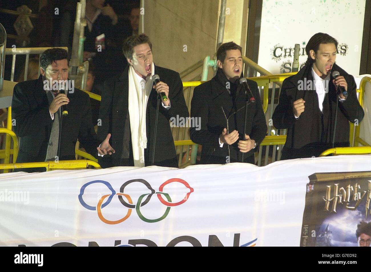 Gruppo vocale operistico il Divo canta alla folla Oxford Street di Londra dopo l'accensione del tradizionale Luci di Natale Foto Stock