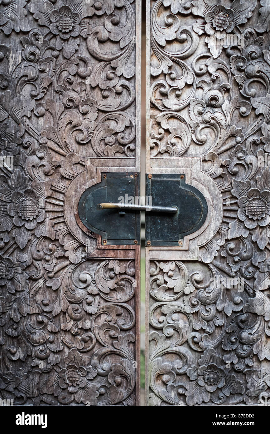 Close-up di immagine sono le antiche porte con decorazioni orientali Foto Stock