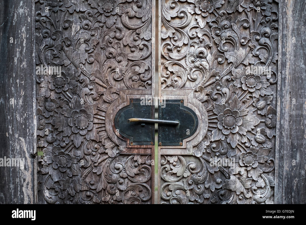 Close-up di immagine sono le antiche porte con decorazioni orientali Foto Stock