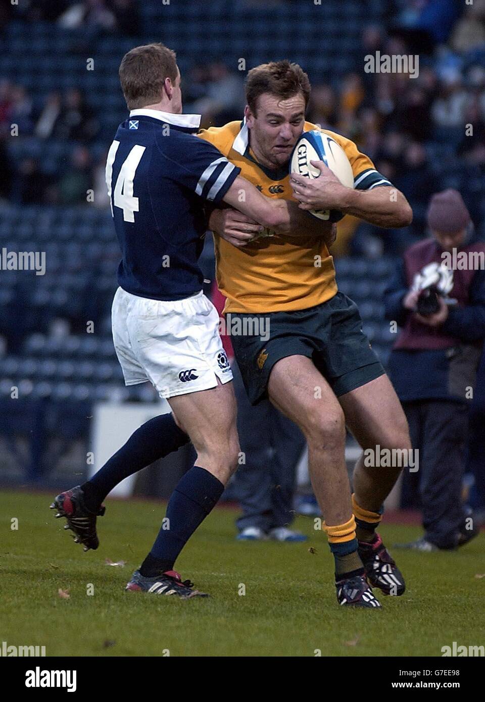 Chris Paterson della Scozia affronta l'australiano a pieno ritorno Chris Latham durante la partita internazionale a Murrayfield. Foto Stock