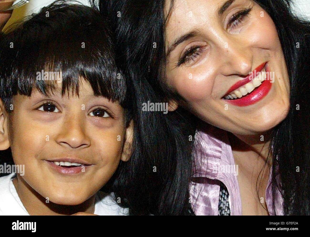 Zain Hashmi, di cinque anni, di Leeds con sua madre Shahana durante una conferenza stampa al Natural History Museum di Londra per la settimana annuale della sensibilizzazione al sangue e al midollo osseo. Il malato Zain, i cui genitori si sono guadagnati il diritto di creare un "fratello maggiore" per trattarlo, stava parlando della sua sofferenza mentre attende un donatore di midollo osseo. Foto Stock