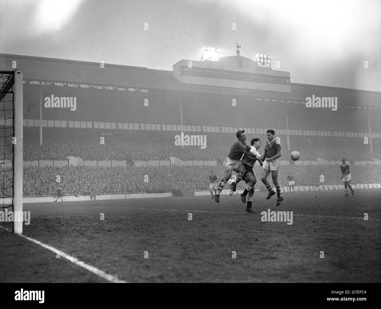 Bobby Smith di Tottenham Hotspur si ritrova circondato dal portiere di Bolton Eddie Hopkinson (a sinistra) e da Roy Hartle, a destra, durante la prima partita di divisione a White Hart Lane. Foto Stock Bobby Smith di Tottenham Hotspur si ritrova circondato dal portiere di Bolton Eddie Hopkinson (a sinistra) e da Roy Hartle, a destra, durante la prima partita di divisione a White Hart Lane. Foto Stock