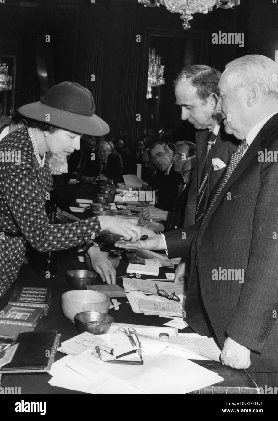 La regina Elisabetta II esamina le monete del regno a Londra, dove ha partecipato all'apertura del processo del pyx alla Goldsmiths' Hall. Fu la prima volta che un monarca regnante partecipò alla cerimonia di 700 anni da Giacomo i nel 1611. Foto Stock