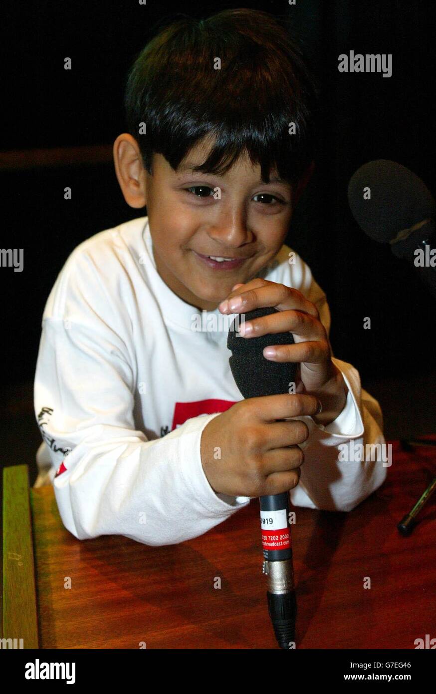 Zain Hashmi, di cinque anni, di Leeds, durante una conferenza stampa al Natural History Museum di Londra per la settimana annuale di sensibilizzazione al sangue e al midollo osseo. Il malato Zain, i cui genitori si sono guadagnati il diritto di creare un "fratello maggiore" per trattarlo, stava parlando della sua sofferenza mentre attende un donatore di midollo osseo. Foto Stock