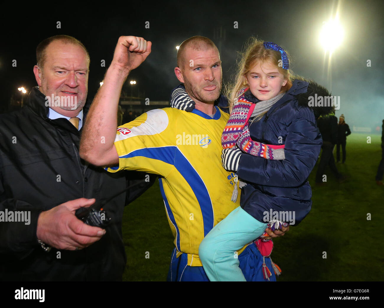 Il Craig Robinson di Warrington Town festeggia con sua figlia Darcey durante la prima partita della fa Cup al Cantliner Park di Warrington. PREMERE ASSOCIAZIONE foto. Data immagine: Venerdì 7 novembre 2014. Guarda la storia di calcio della PA Warrington. Il credito fotografico dovrebbe essere: Dave Thompson/PA Wire. Foto Stock