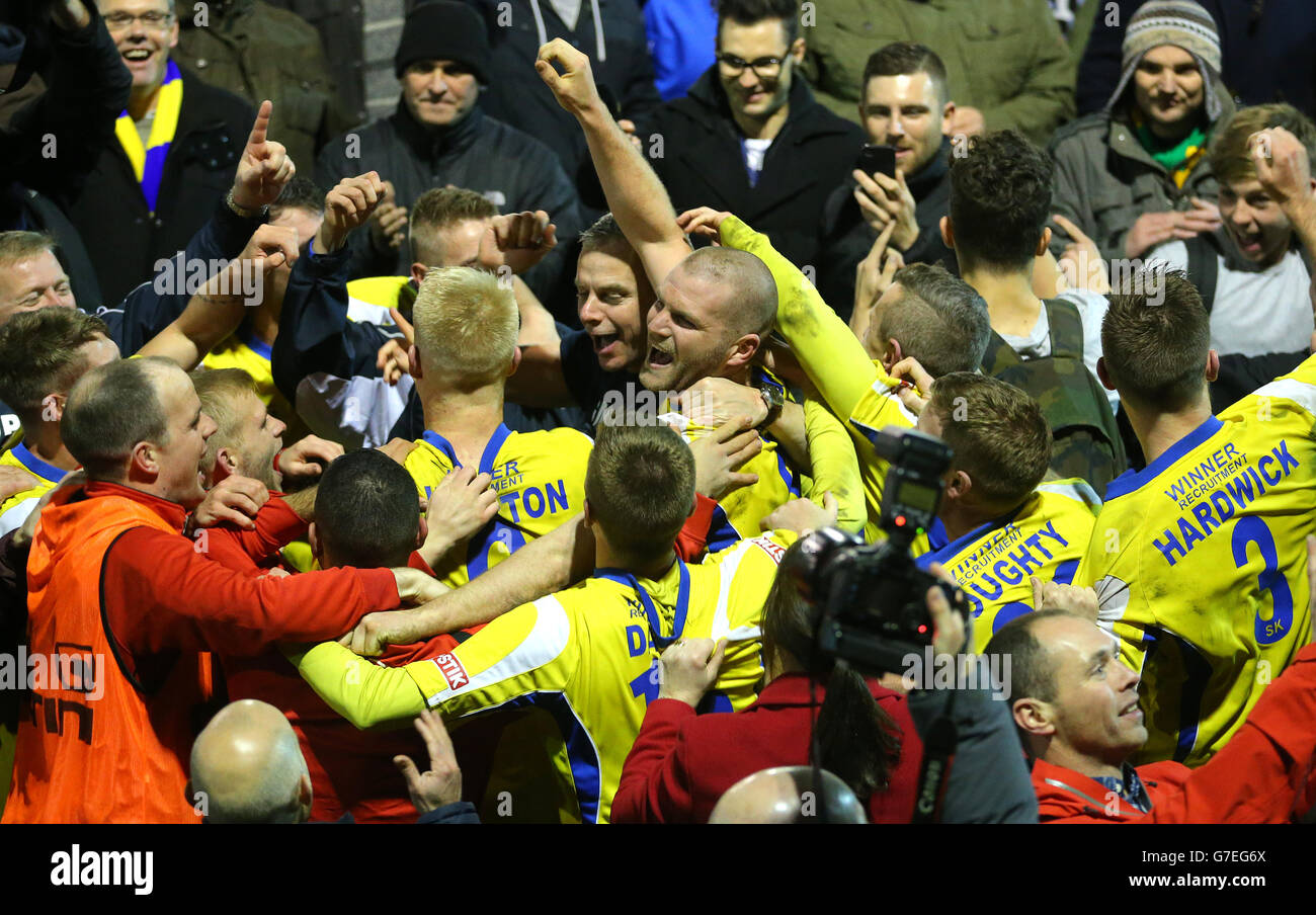 Il Craig Robinson di Warrington Town celebra la vittoria durante la prima partita della fa Cup al Cantliner Park di Warrington. PREMERE ASSOCIAZIONE foto. Data immagine: Venerdì 7 novembre 2014. Guarda la storia di calcio della PA Warrington. Il credito fotografico dovrebbe essere: Dave Thompson/PA Wire. Foto Stock