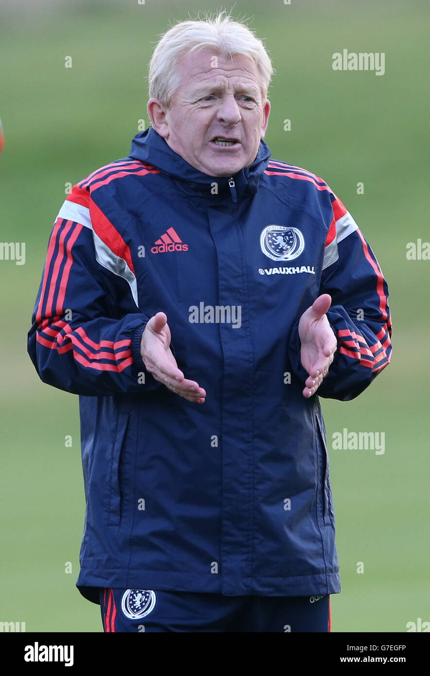 Calcio - UEFA euro 2016 Qualifier - Gruppo D - Scozia / Repubblica d'Irlanda - Scotland Training - Mar Hall Hotel. Il manager scozzese Gordon Strachan fornisce istruzioni durante una sessione di formazione al Mar Hall Hotel, vicino Glasgow. Foto Stock