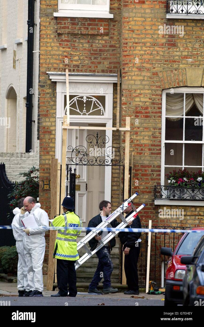Attività di polizia al di fuori della casa in Upper Cheyne Row a Chelsea, SW London, dove i detective stanno indagando sull'assassinio di un ricco commerciante di bond City. La polizia ha detto che John Monckton e sua moglie Homeyra sono stati pugnalati e gravemente feriti quando due uomini hanno forzato la loro strada nella loro casa la notte scorsa. Il signor Monckton è morto più tardi in ospedale e sua moglie ha subito un intervento chirurgico "significativo". Foto Stock