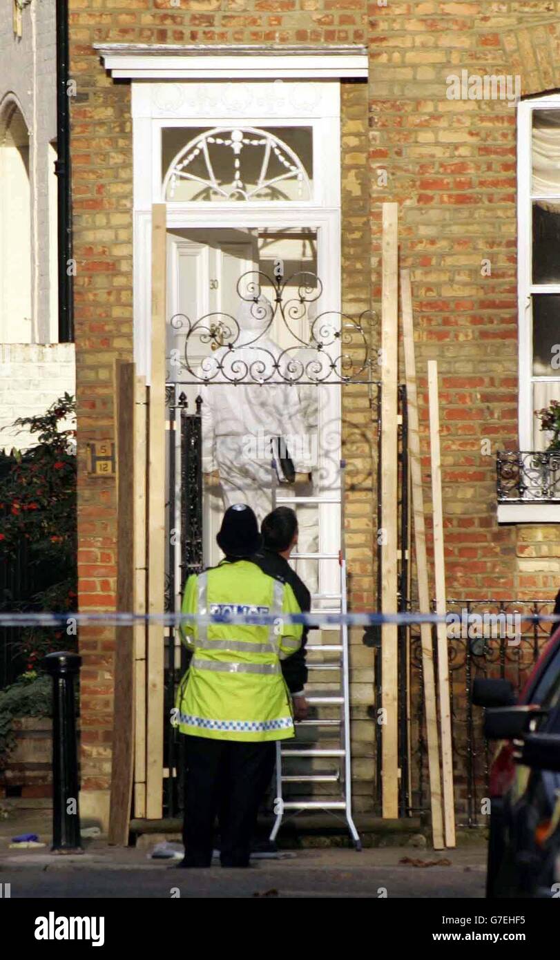 Attività di polizia in Upper Cheyne Row a Chelsea, SW London, fuori dalla casa dove i detective stanno indagando l'assassinio di un ricco commerciante City Bond. La polizia ha detto che John Monckton e sua moglie Homeyra sono stati stabdati e gravemente feriti quando due uomini hanno costretto la loro strada in casa ieri notte. Monckton è morto più tardi in ospedale e sua moglie ha subito un intervento chirurgico 'significativo?. Foto Stock