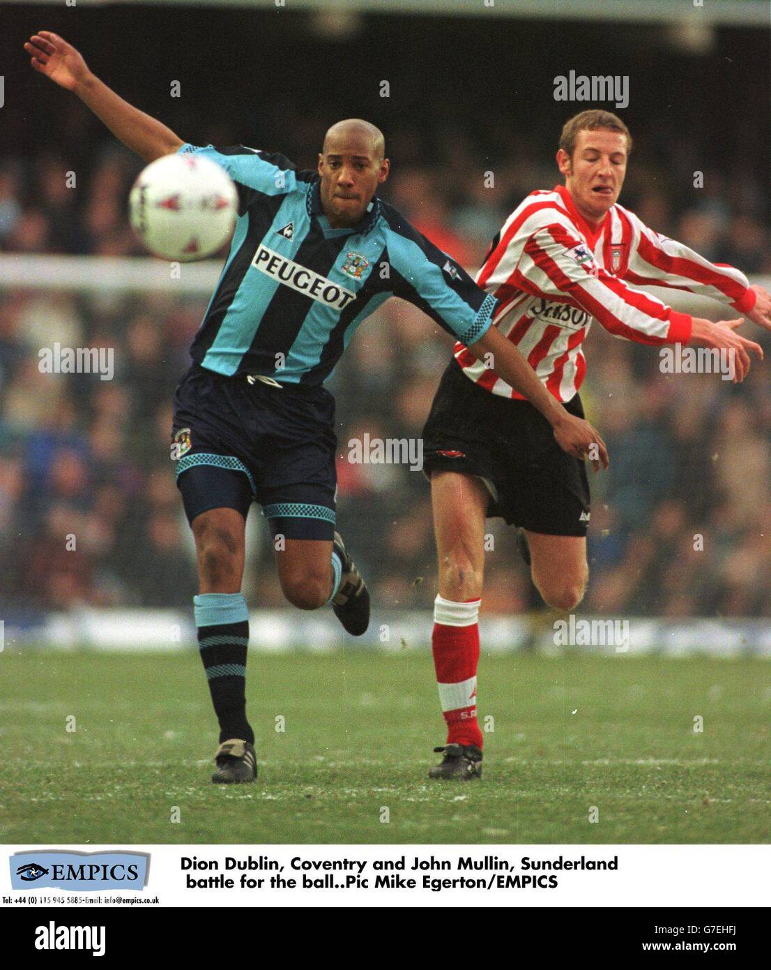 Carling Premiership Soccer ... Coventry City / Sunderland. Dion Dublin, Coventry e John Mullin, Sunderland combattono per la palla Foto Stock