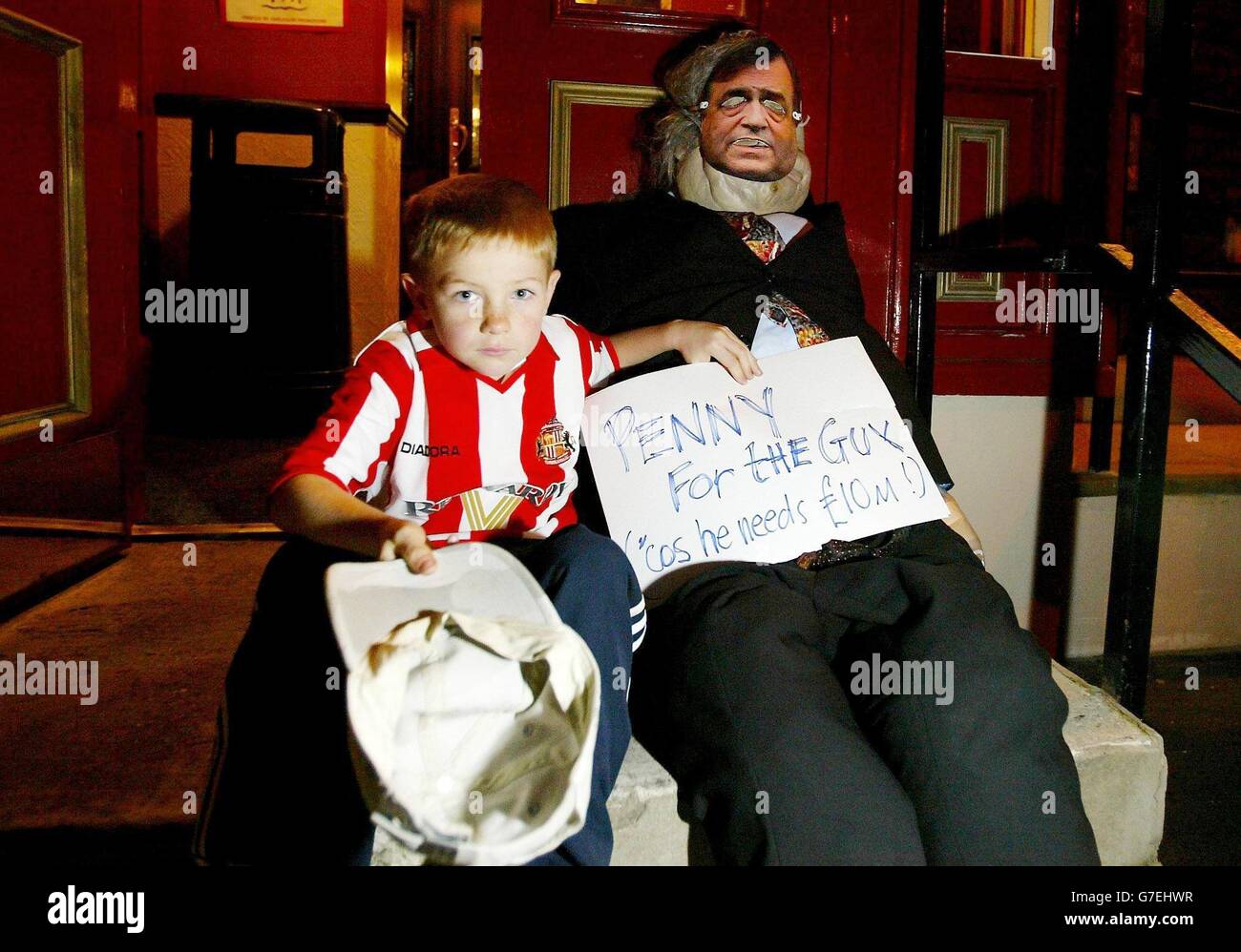 Un ragazzo in Sunderland gioca 'penny per il ragazzo' con un ragazzo che indossa una maschera del viso del vice primo ministro John Prescott. Oggi, i cittadini di Sunderland hanno votato in occasione del referendum dell'Assemblea regionale del Nord Est. I sostenitori dell'assemblea affermano che darebbe alle popolazioni locali una voce più forte su questioni importanti per la regione. I loro oppositori sostengono che non avrebbe poteri reali in quanto questioni importanti saranno ancora decise dal governo centrale. Foto Stock Un ragazzo in Sunderland gioca 'penny per il ragazzo' con un ragazzo che indossa una maschera del viso del vice primo ministro John Prescott. Oggi, i cittadini di Sunderland hanno votato in occasione del referendum dell'Assemblea regionale del Nord Est. I sostenitori dell'assemblea affermano che darebbe alle popolazioni locali una voce più forte su questioni importanti per la regione. I loro oppositori sostengono che non avrebbe poteri reali in quanto questioni importanti saranno ancora decise dal governo centrale. Foto Stock