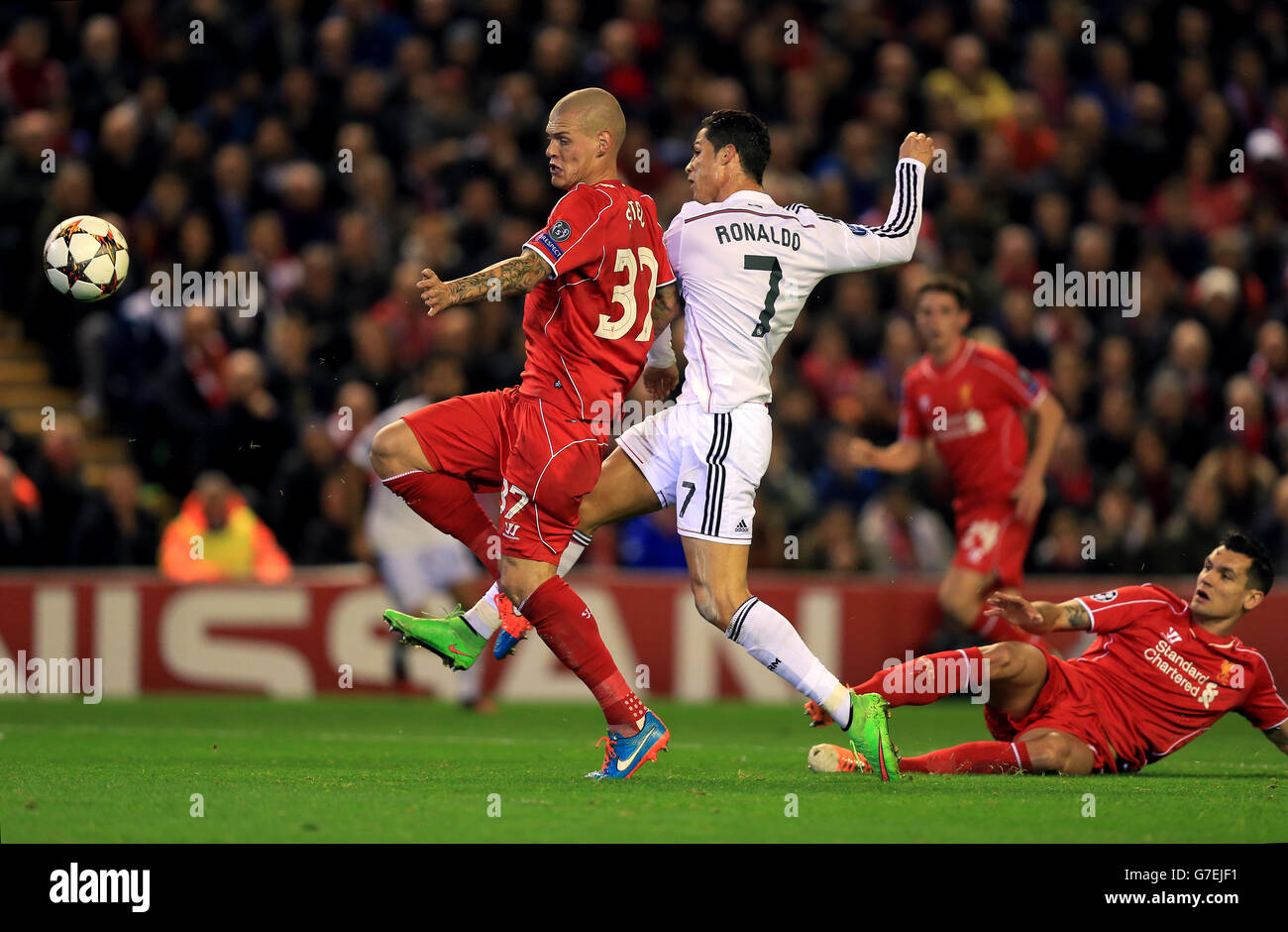 Calcio - UEFA Champions League - Gruppo B - Liverpool / Real Madrid - Anfield. Cristiano Ronaldo di Real Madrid segna l'obiettivo di apertura del gioco Foto Stock