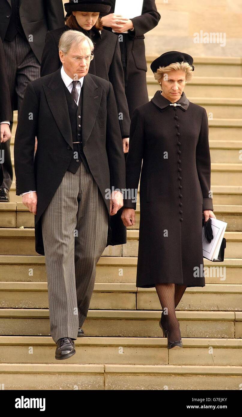 Il duca di Gloucester e sua moglie la duchessa, camminano lungo i gradini vicino alla porta ovest della Cappella di San Giorgio nel Castello di Windsor, seguendo la bara della madre Principessa Alice, dopo il suo servizio funebre, questa mattina. La principessa, che a 102 anni era il più antico Royal britannico della storia, morì pacificamente nel suo sonno lo scorso venerdì a Kensington Palace. Foto Stock