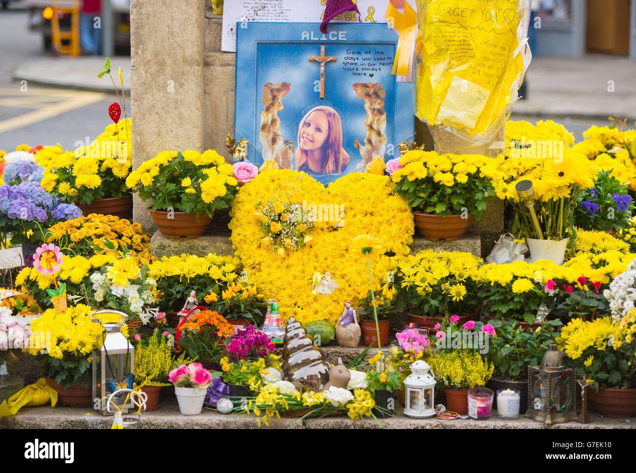 Tributi in memoria del teenager assassinato Alice Gross alla Torre dell'Orologio di Hanwell mentre il traffico si fermò e i locali uscirono a pagare i loro omaggi ad Hanwell, Londra occidentale, mentre il suo corteo funebre passò attraverso con una scorta di polizia. Foto Stock