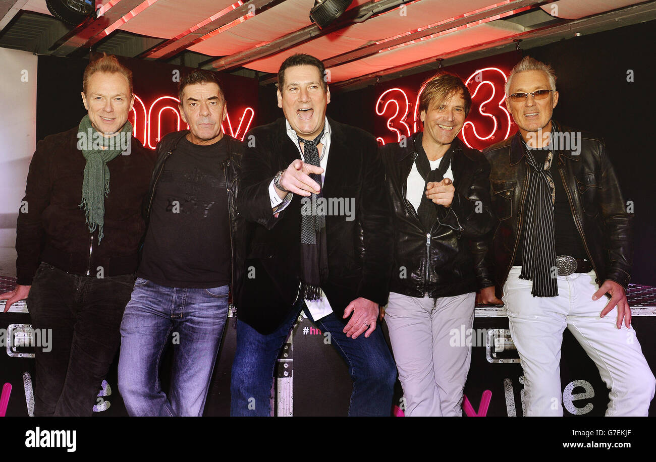 I membri originali del gruppo pop degli anni '80 Spandau Ballet (da sinistra a destra) Gary Kemp, John Keeble, Tony Hadley, Steve Norman e Martin Kemp al lancio del loro nuovo documentario Spandau Ballet: Soul Boys of the Western World e della compilation album The Story: Il meglio di Spandau Ballet al negozio HMV Oxford Street, nel centro di Londra. Foto Stock