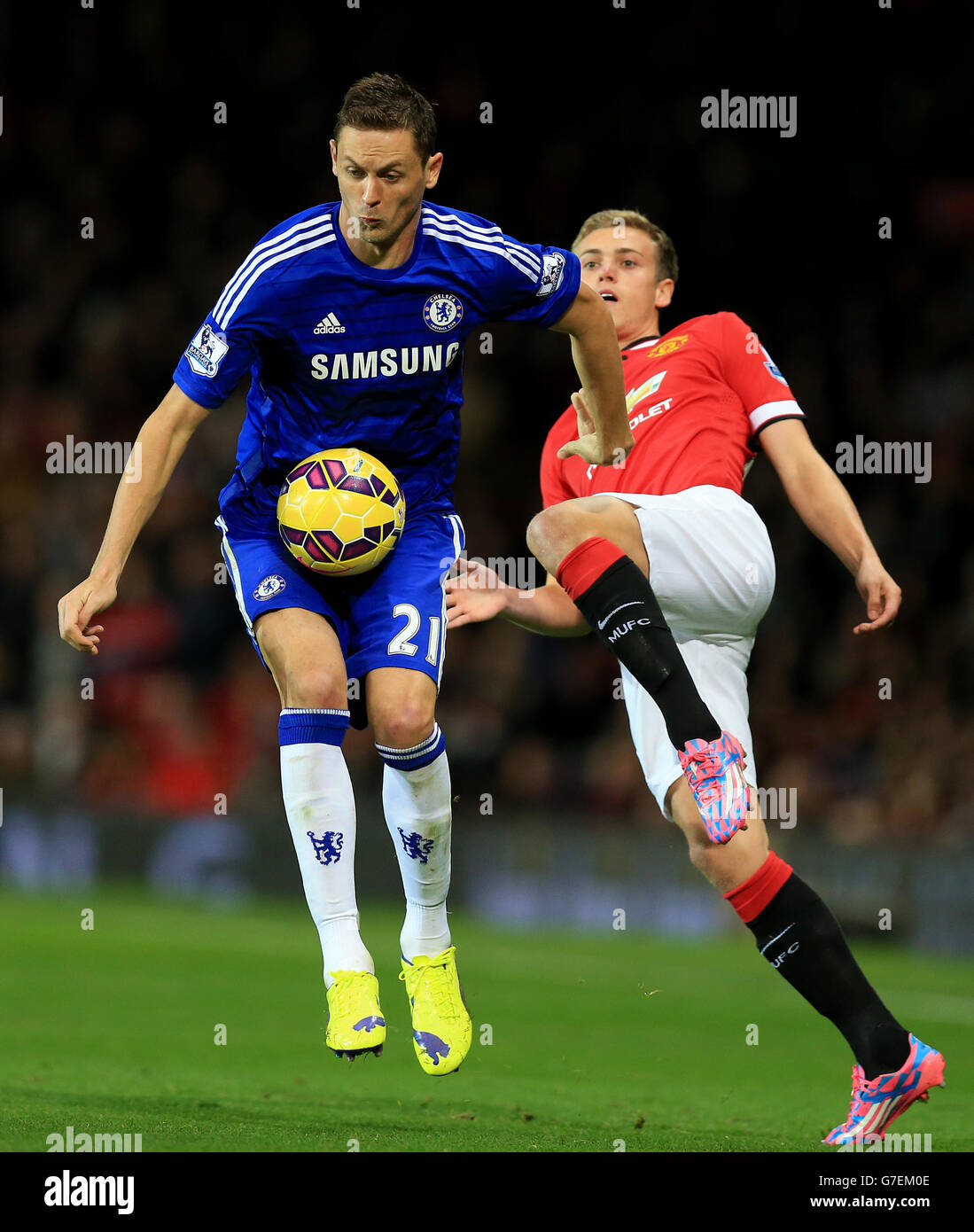 Calcio - Barclays Premier League - Manchester United / Chelsea - Old Trafford. Nemanja Matic di Chelsea (a sinistra) e James Wilson del Manchester United combattono per la palla Foto Stock