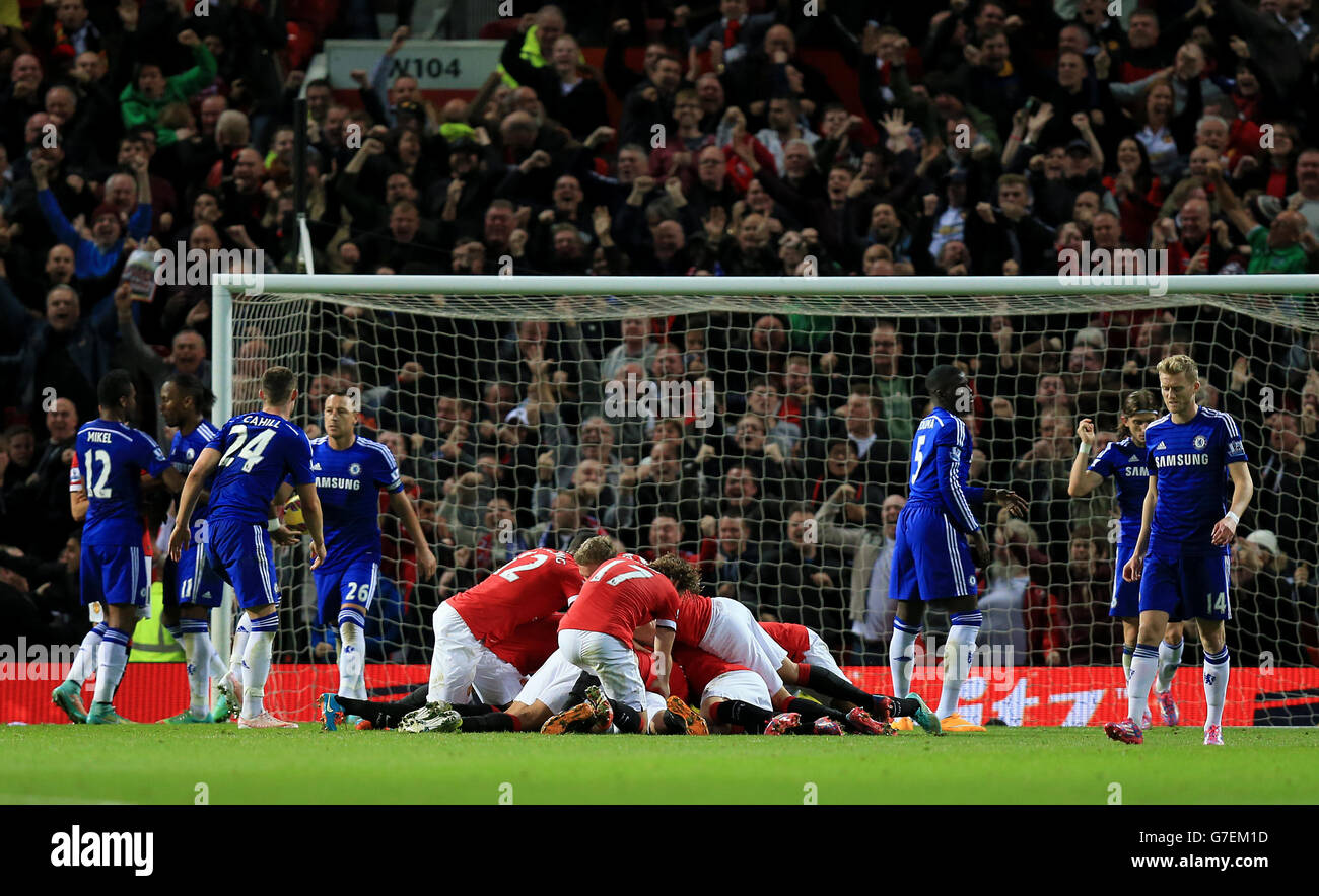 Calcio - Barclays Premier League - Manchester United / Chelsea - Old Trafford. Robin van Persie, il Manchester United, è scosso dai suoi compagni di squadra dopo aver segnato il traguardo di equalizzazione del suo fianco Foto Stock