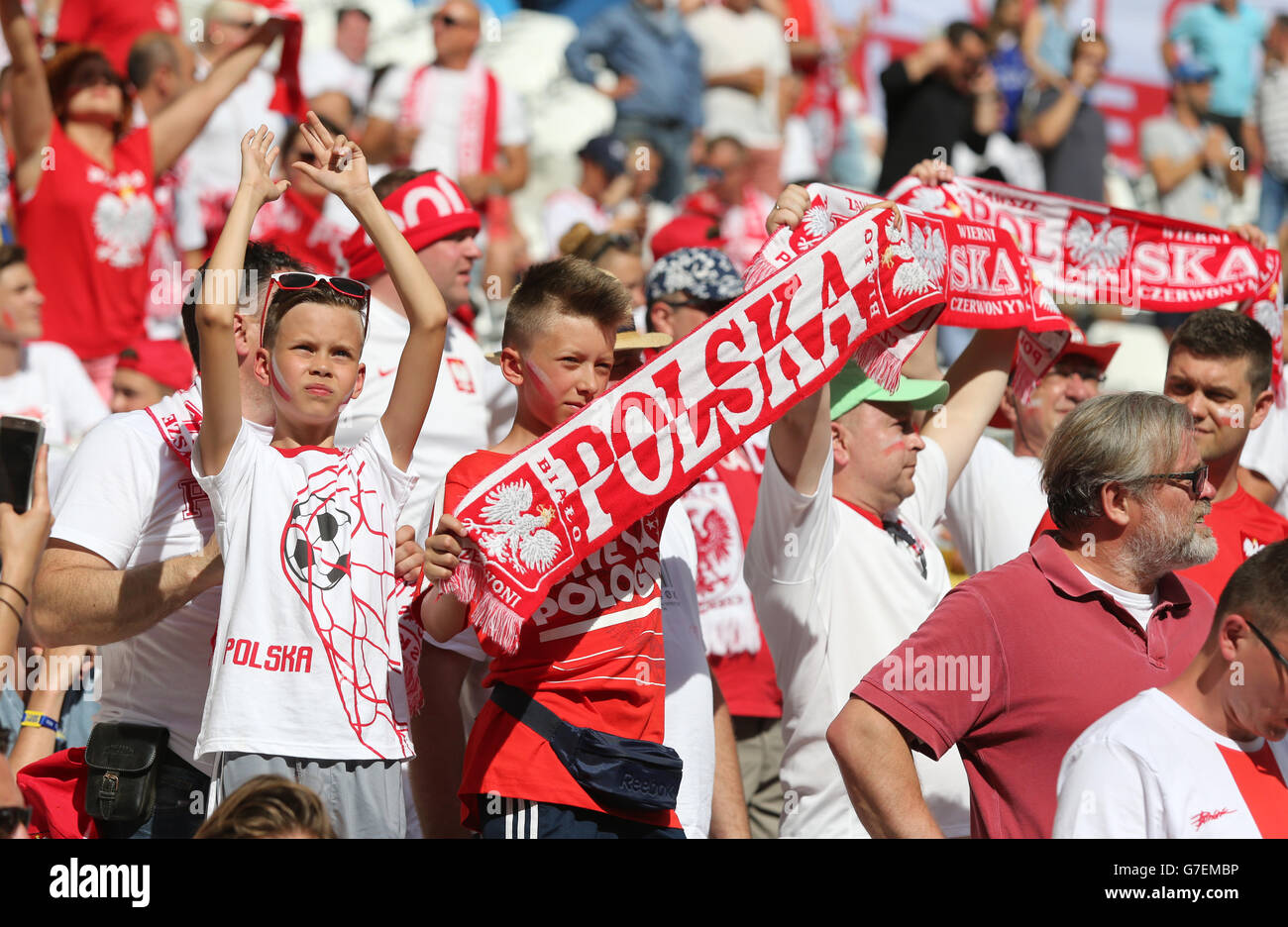 MARSEILLE, Francia - 21 giugno 2016: i fan polacchi mostrano il loro sostegno durante UEFA EURO 2016 gioco Ucraina v Polonia a Stade Velodrome di Marsiglia. La Polonia ha vinto 1-0 Foto Stock