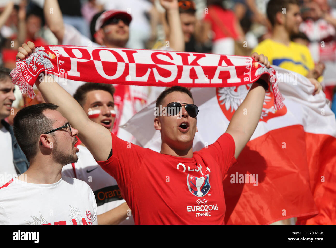 MARSEILLE, Francia - 21 giugno 2016: i fan polacchi mostrano il loro sostegno durante UEFA EURO 2016 gioco Ucraina v Polonia a Stade Velodrome di Marsiglia. La Polonia ha vinto 1-0 Foto Stock