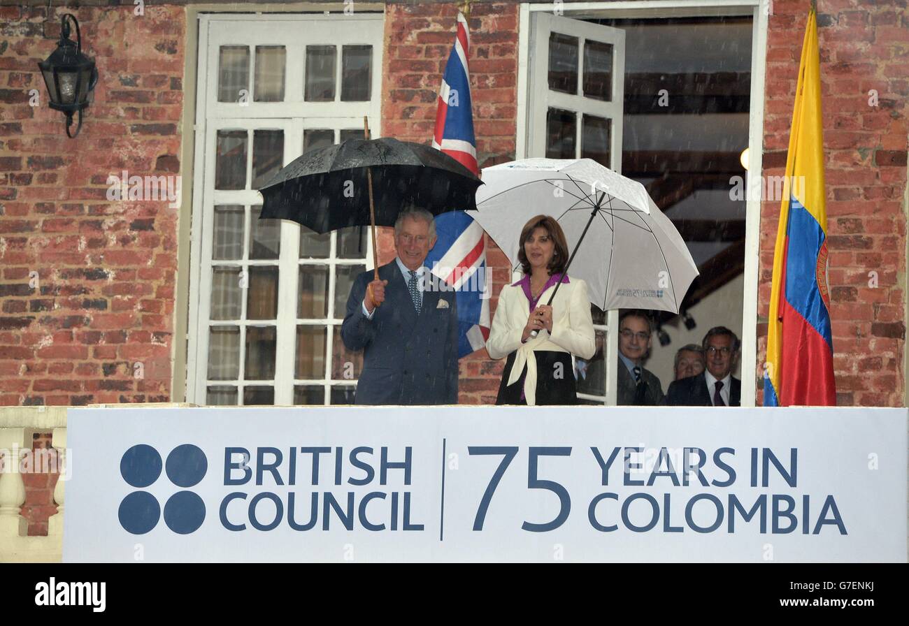 Il Principe del Galles, il Vice-Patrono reale e il Ministro degli Esteri Maria Angela Holguin partecipano a una celebrazione che segna il 75° anniversario del Consiglio britannico in Colombia alla Scuola Gimnasio moderno di Bogota, Colombia, il secondo giorno del tour del Principe e della Duchessa della Cornovaglia in Colombia e Messico. Foto Stock