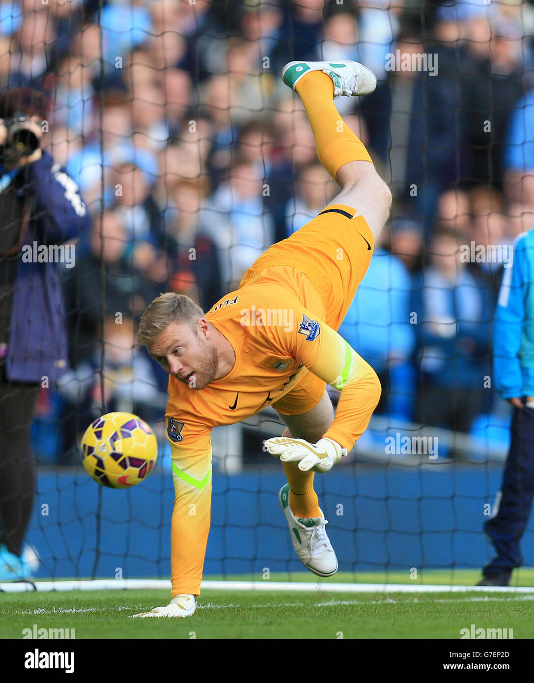 Calcio - Barclays Premier League - Manchester City / Manchester United - Etihad Stadium. Andrew Flintoff partecipa a una Lega della propria sfida a metà tempo Foto Stock