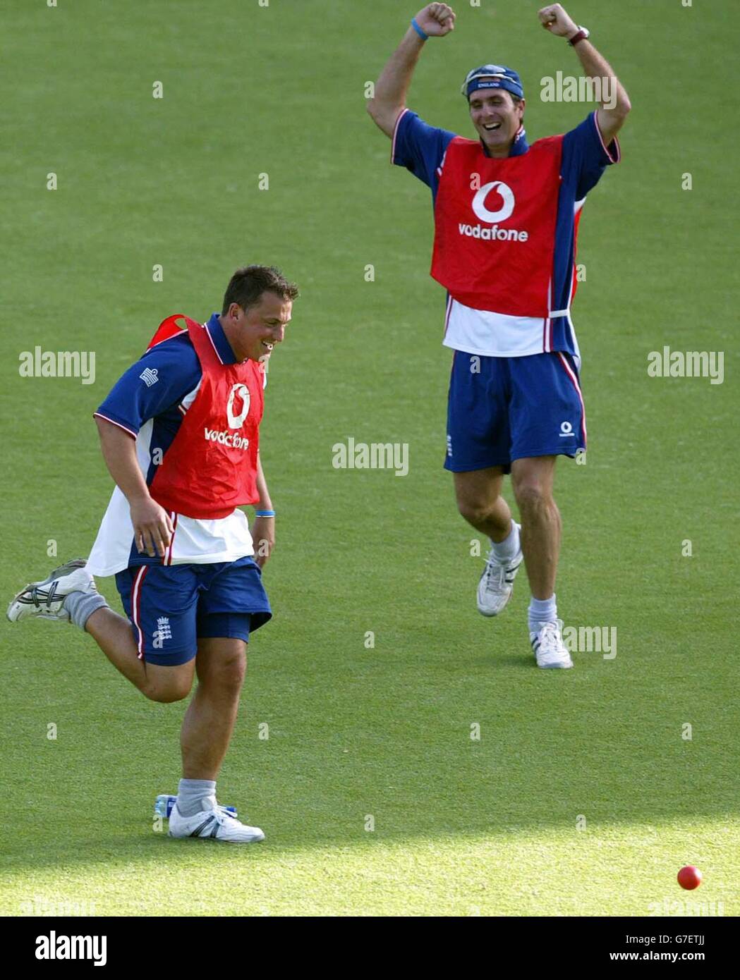 Darren Gough e Michael Vaughan (top) Godetevi una partita di pallamano durante e Inghilterra sessione di allenamento al Club sportivo Harare dopo essere arrivati in Zimbabwe, prima della controversa serie di un giorno. Foto Stock