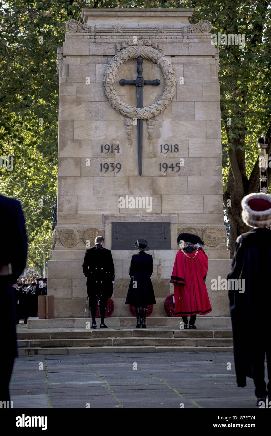 I dignitari depongono le prime corone al servizio della domenica della memoria al memoriale di Cenotafh a Bristol, tenuto in omaggio ai membri delle forze armate che sono morti in grandi conflitti. Foto Stock