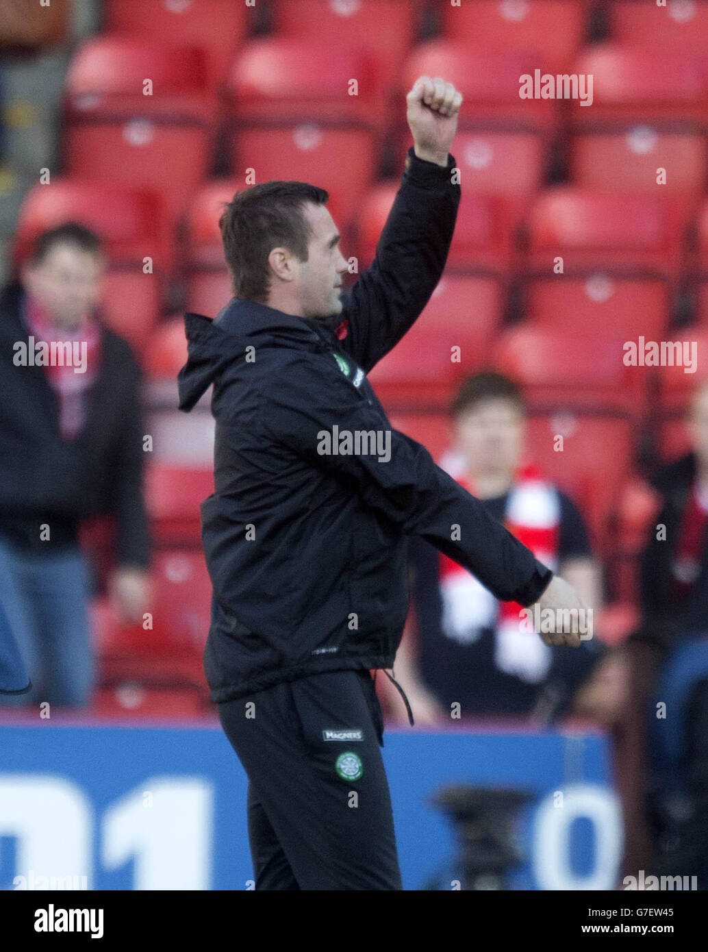 Il manager celtico Ronny Deila festeggia con i tifosi dopo la partita della Scottish Premiership a Pittodrie, Aberdeen. PREMERE ASSOCIAZIONE foto. Data foto: Domenica 9 novembre 2014. Guarda la storia della Pennsylvania SOCCER Aberdeen. Il credito fotografico dovrebbe essere: Jeff Holmes/filo PA. SOLO PER USO EDITORIALE Foto Stock