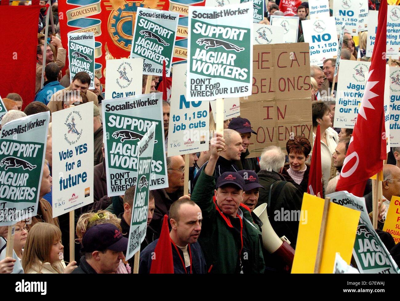 L'operaio Jaguar e i suoi sostenitori marciano attraverso Coventry per protestare contro la fine della produzione di automobili presso lo storico stabilimento di Browns Lane, sabato 27 novembre 2004. I manifestanti sperano di esercitare pressioni sui proprietari di Jaguar Ford e sul governo affinché invertano la loro decisione di chiudere lo stabilimento. Scopri PA Story INDUSTRY Jaguar. Foto Stock