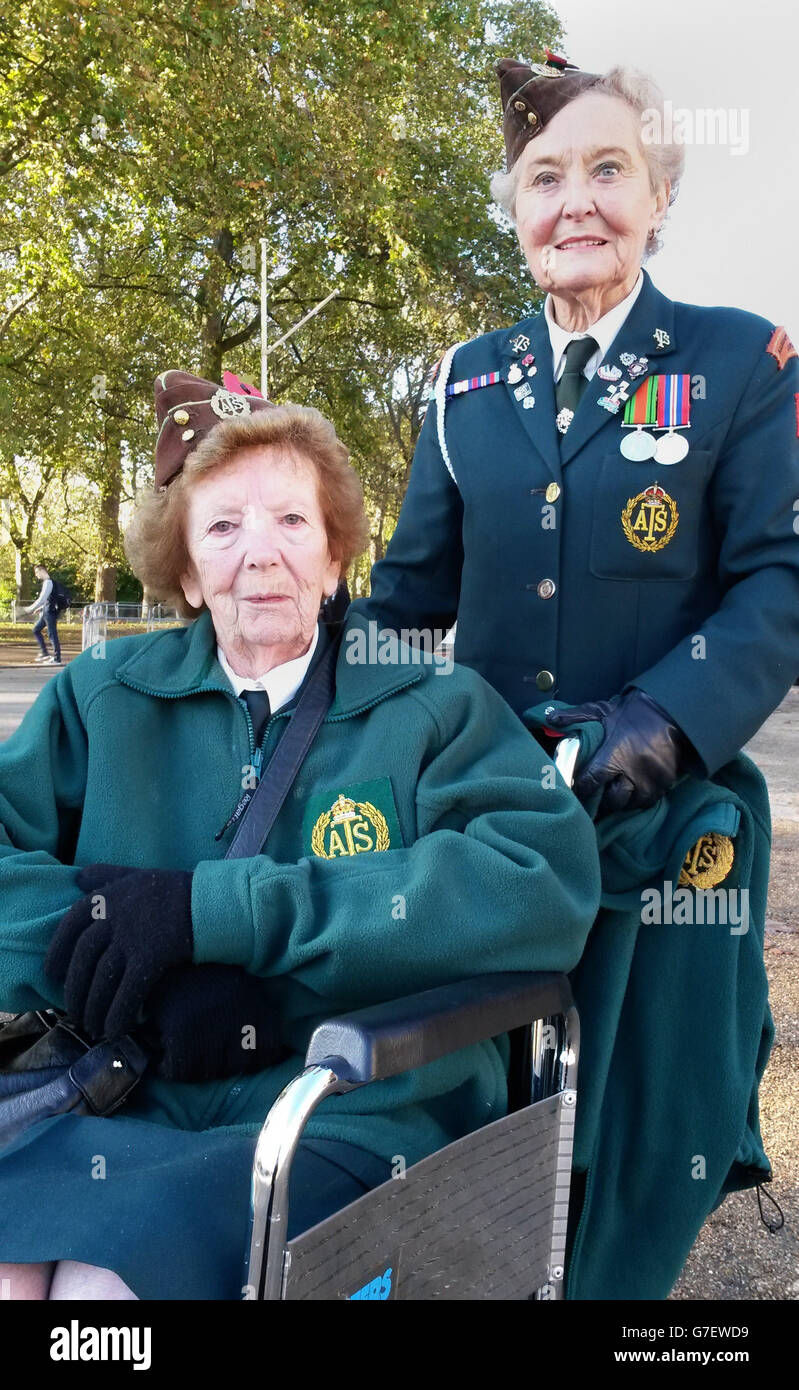 Joan De Vall (a destra) e Anne Atkinson nel centro di Londra per il servizio annuale della domenica della memoria che si svolge in omaggio ai membri delle forze armate che sono morti in conflitti importanti. Foto Stock