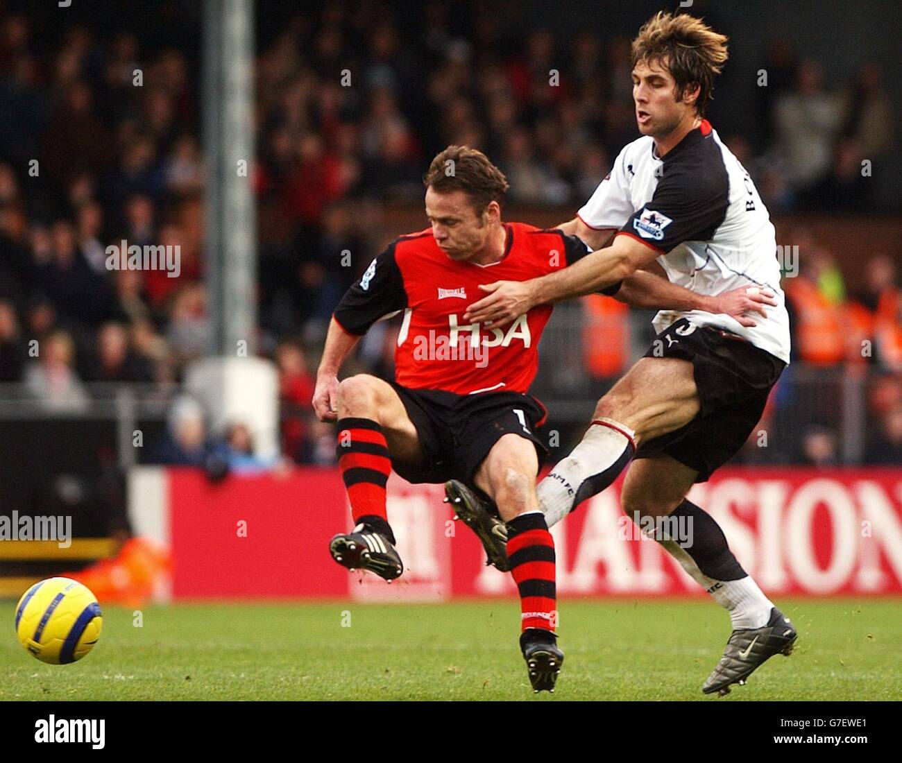 Paul Dickov (L) di Blackburn scudi la palla da Carlos Bocanegra di Fulham durante la partita della Barclays Premiership a Craven Cottage, Londra. Foto Stock