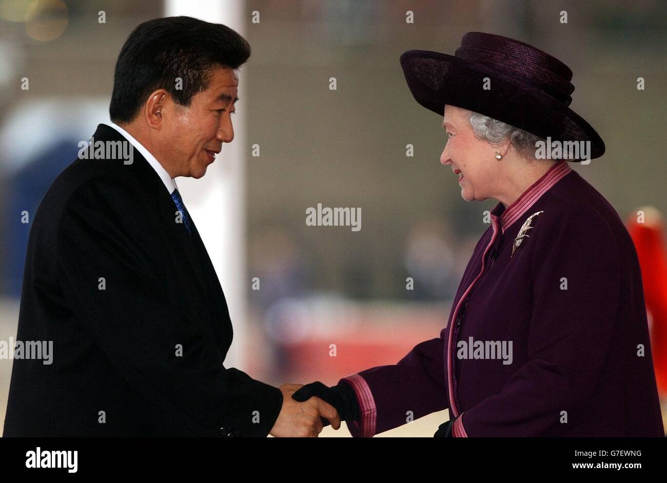 Il Presidente della Corea del Sud Roh Moo-hyun incontra la Regina Elisabetta II della Gran Bretagna alla Parata delle guardie d'Orseguard di Londra all'inizio di una visita di Stato in Gran Bretagna. Foto Stock