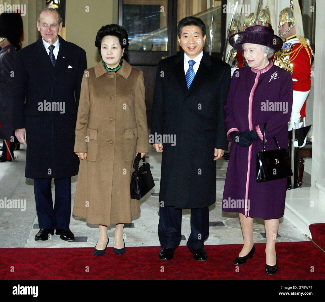 La Regina Elisabetta II (a destra) e il Duca di Edimburgo il Principe Filippo (a sinistra) si trovano accanto al presidente sudcoreano Roh Moo-Hyun (al centro) e a sua moglie, Kwon Yang-Sookat Buckingham Palace, Londra, durante la sua visita di stato in Gran Bretagna. Foto Stock