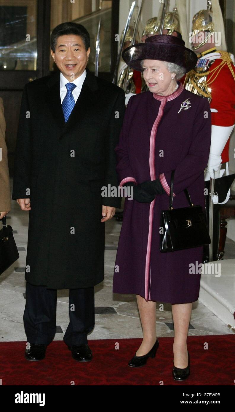 La Regina Elisabetta II della Gran Bretagna si trova accanto al presidente della Corea del Sud Roh Moo-Hyun a Buckingham Palace, Londra, durante la sua visita di Stato in Gran Bretagna. Foto Stock