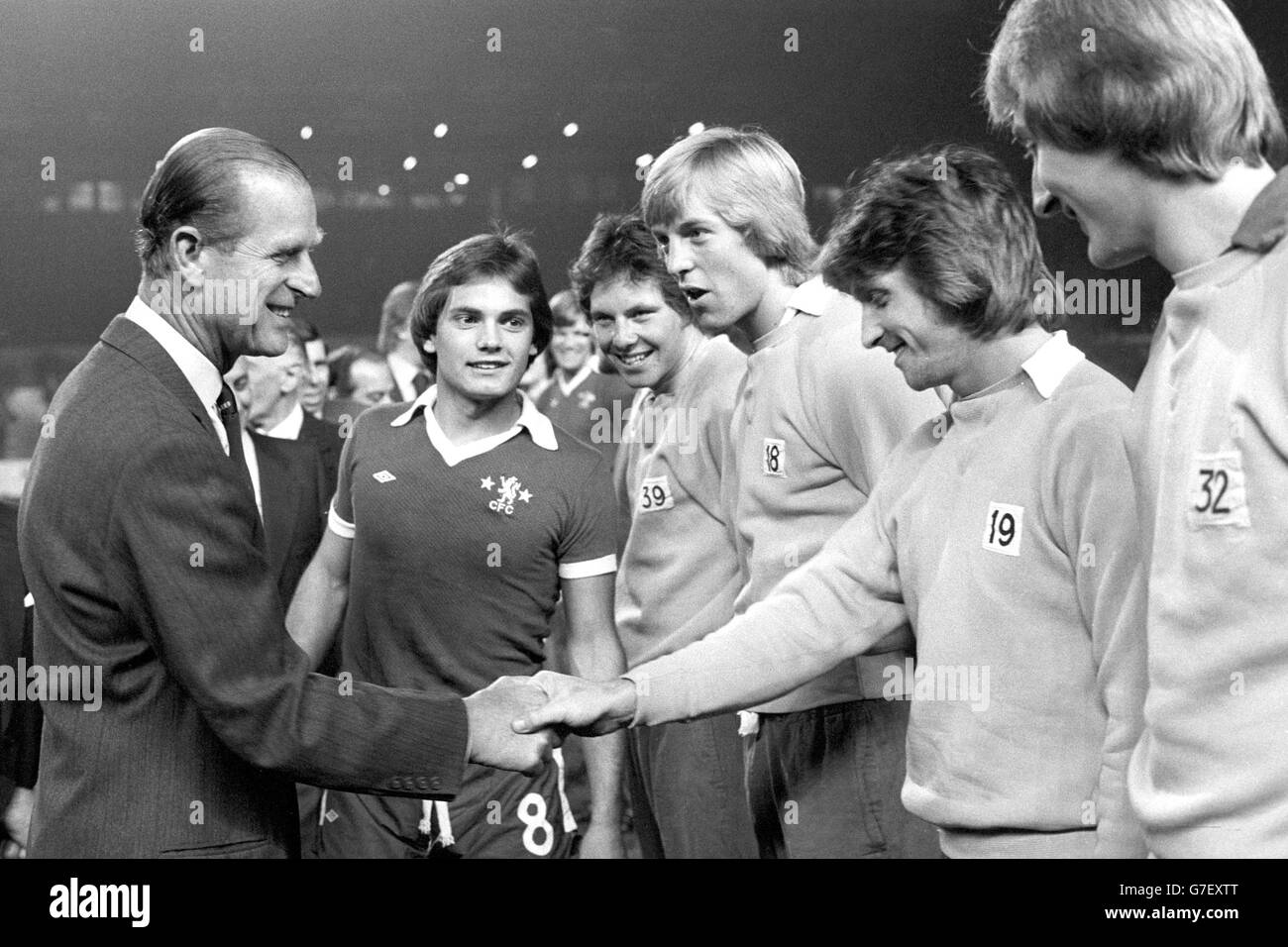 Il capitano del Chelsea Ray Wilkins (centro) presenta il Duca di Edimburgo ai membri della sua squadra a Stamford Bridge prima della partita di beneficenza tra Chelsea e gli Under-23 italiani in aiuto della National Playing Fields Association. Foto Stock