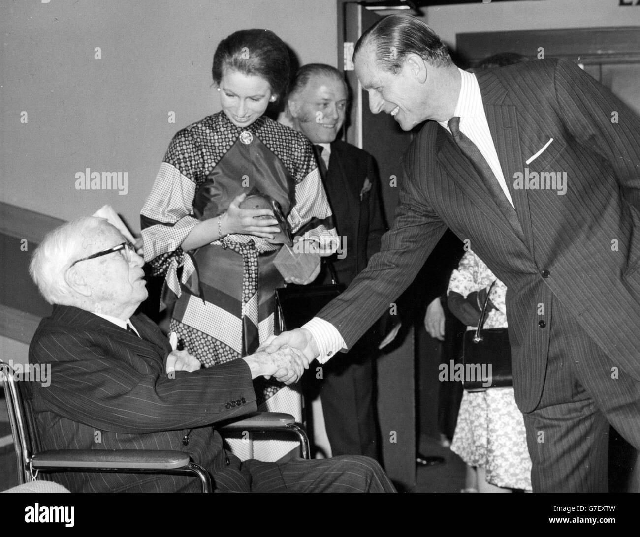 Il duca di Edimburgo scuote la mano di Sir Charles Chaplin, mentre la regina guarda sopra. Ha aperto ufficialmente l'International Centre, nuova sede dell'accademia britannica del cinema e della televisione a Piccadilly, Londra. *scansione a bassa risoluzione da stampa, alta risoluzione disponibile su richiesta* Foto Stock