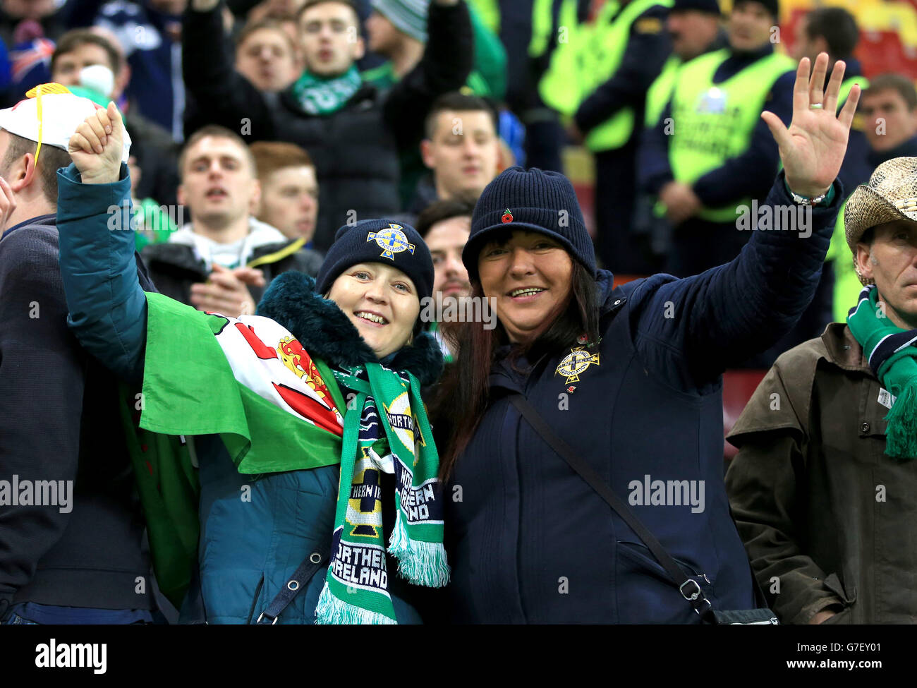 Tifosi dell'Irlanda del Nord negli stand prima del calcio d'inizio durante il qualificatore UEFA Euro 2016 all'Arena Nationala, Bucarest. Foto Stock